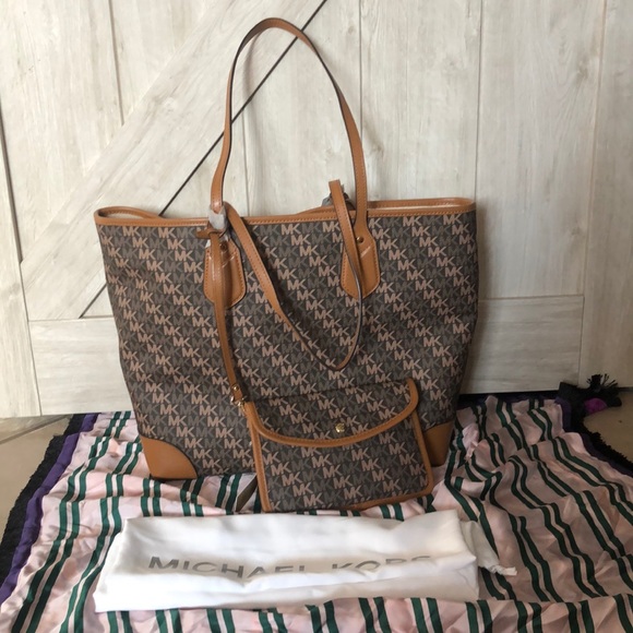 💲SOLD💲Michael Kors Eva Large Tote - Picture 2 of 8